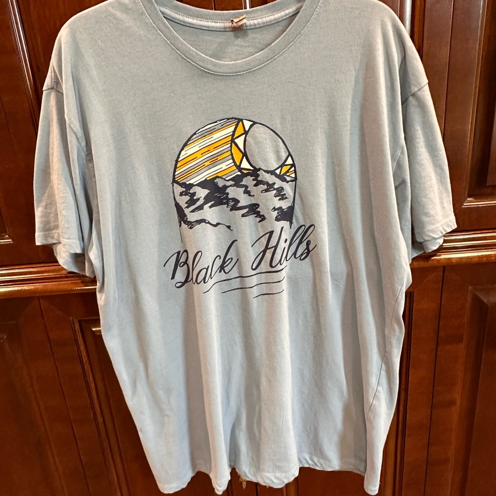 Black Hills Men's XL T- Shirt excellent condition